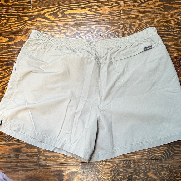 Women's Columbia Shorts - Picture 3 of 4
